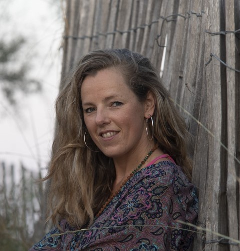 Portrait de Julie Dumond, professeure de yoga